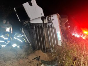 Motorista fica ferido após caminhão com carga de soja tombar na MG-188, em Paracatu