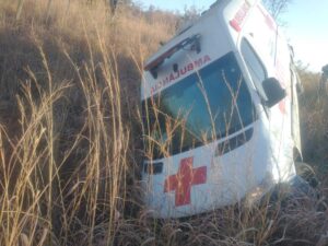Motorista de ambulância perde controle e sai da pista na MG-410 em Presidente Olegário