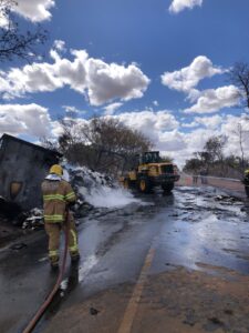 Incêndio em carreta interdita MG-188 em Unaí e mobiliza bombeiros e maquinário