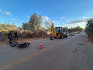 Motociclista Fica Ferido Após Colidir com Retroescavadeira em Coromandel