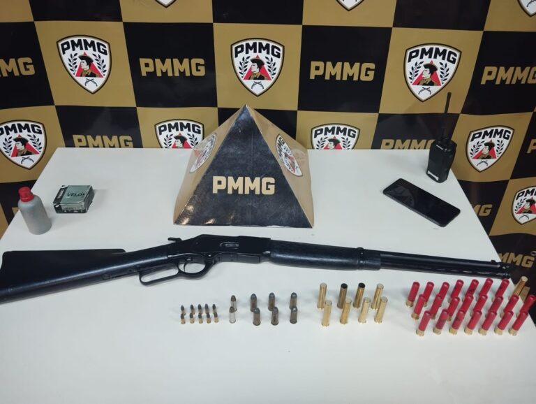 Homem é preso com arma de uso restrito após ameaçar companheira em Patrocínio