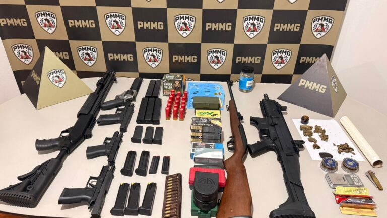 Acidente de trânsito leva à apreensão de armas, munições e drogas em Monte Carmelo